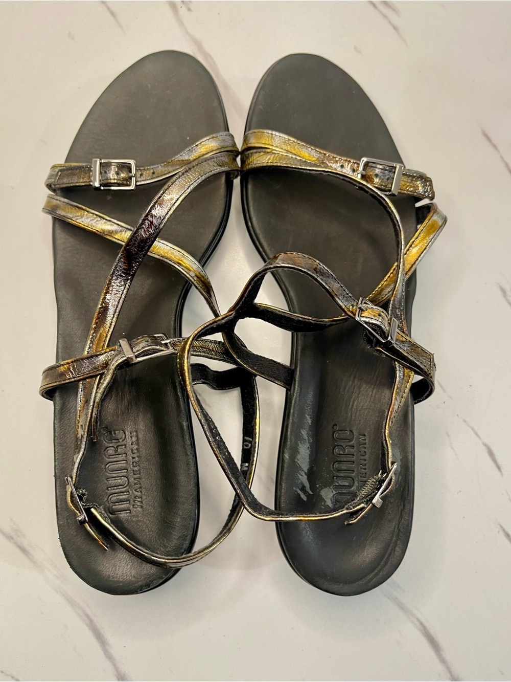 Munro Black Sandals with Metallic Gold Crisscross Straps fully adjustable Sz 9.